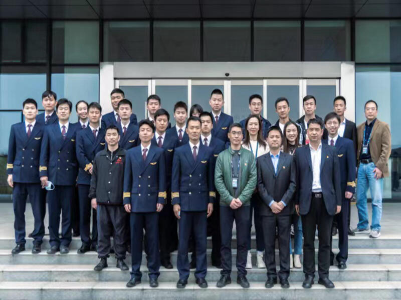 民航湖北空管分局管制运行部区域管制室联合东航武汉公司飞行一分部开展党建业务交流会