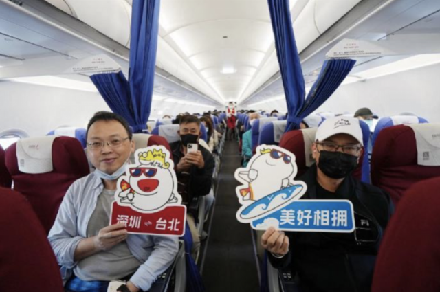 两岸直航复航以来首个航班从深圳机场起飞，台湾乘客：机票不贵，家人团聚很开心