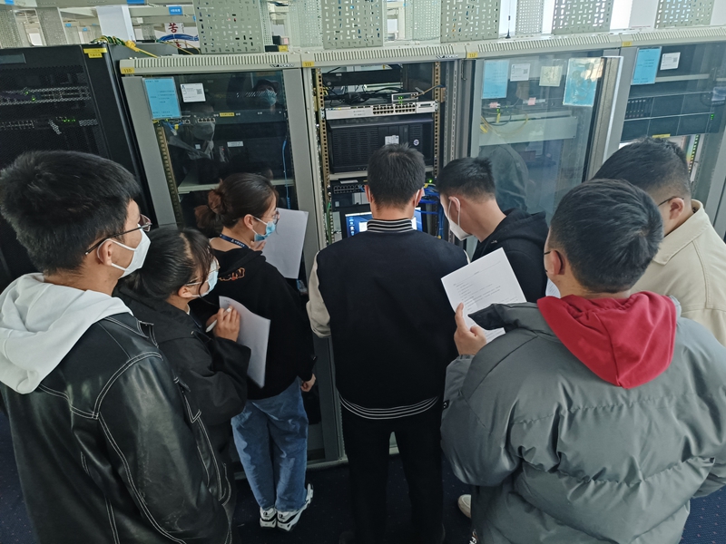 内蒙古空管分局气象台机务室开展气象数据库系统应急演练