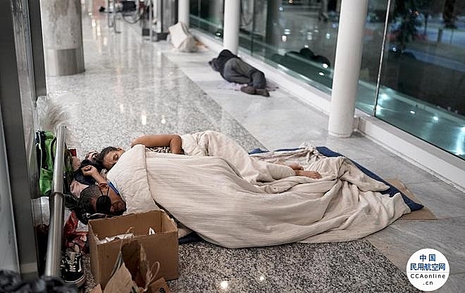 美媒：阿根廷首都机场正在变成流浪者庇护所