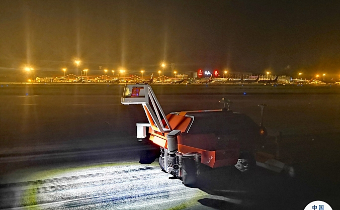 三亚机场运用人工智能技术开展跑道道面健康检测工作