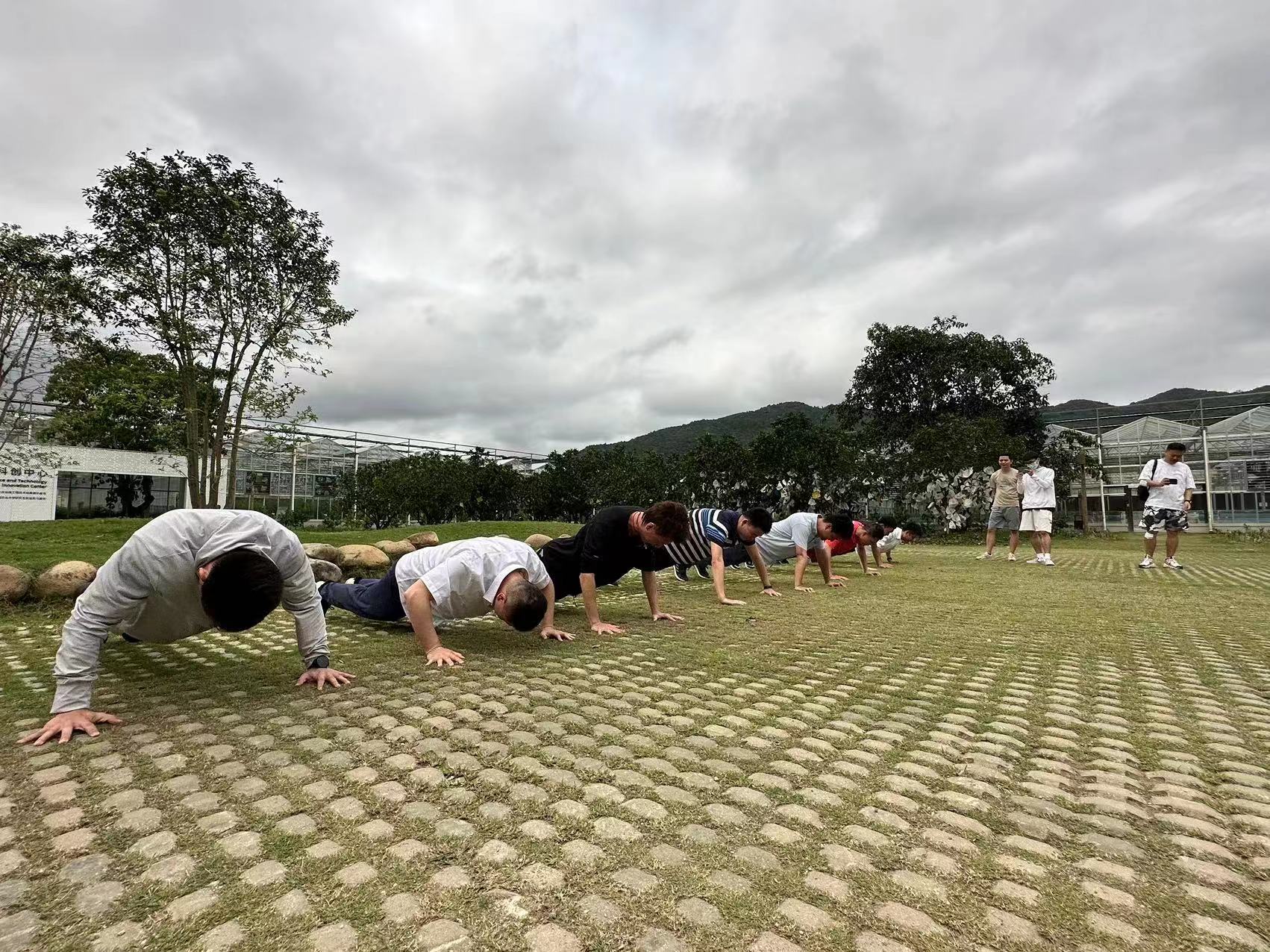 三亚空管站管制运行部开展春日运动会