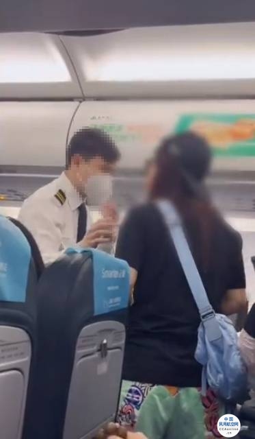 女子在航班上吐口水骂人被制服 警方回应：有精神病已送医