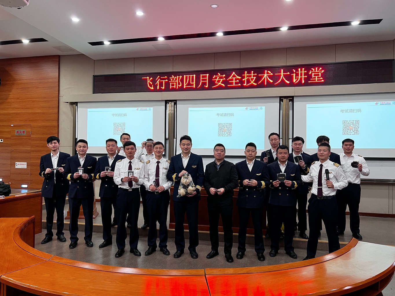 东航江苏公司组织安全技术大讲堂为飞行员持续赋能