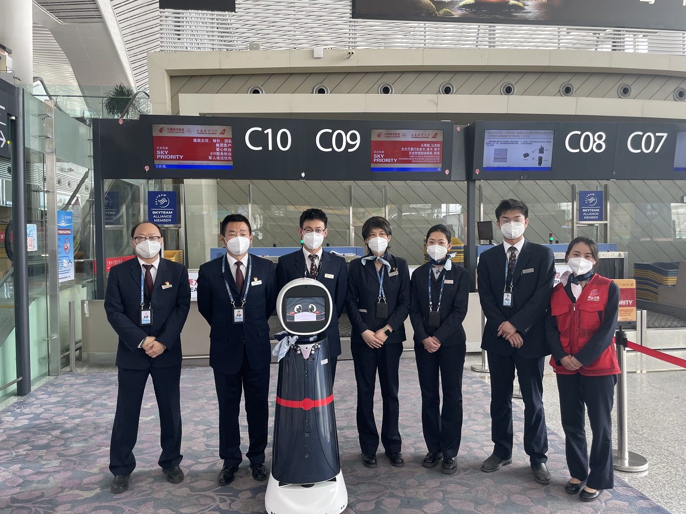 “东东”伴您智慧出行——兰州中川机场迎来东航智慧机器人