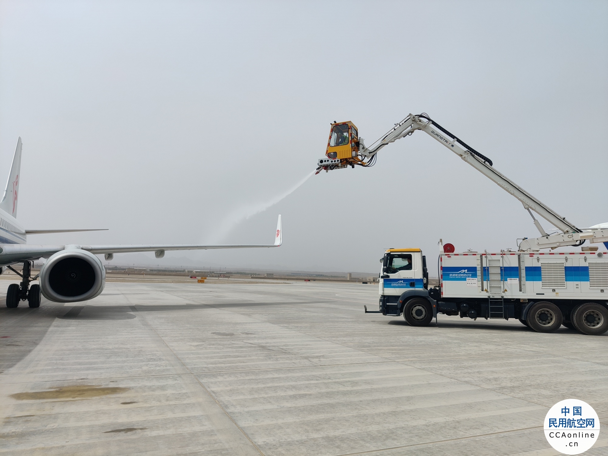 春寒來襲和田機場為過站航空器提供除冰服務