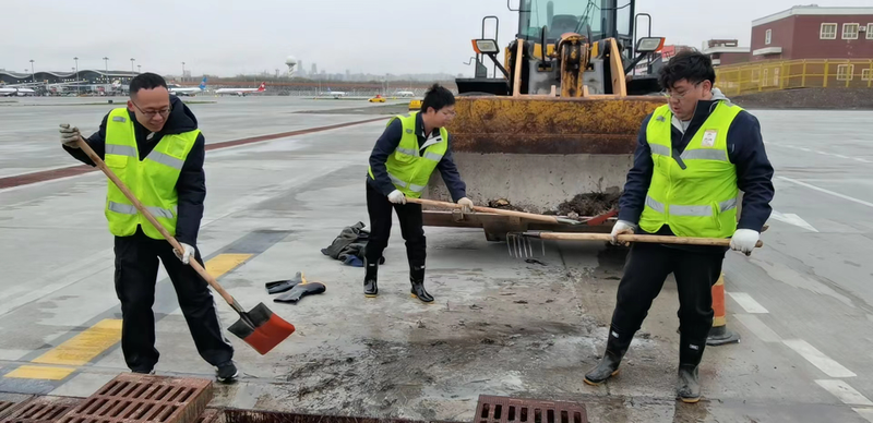 乌鲁木齐国际机场开展飞行区防洪渠清理工作