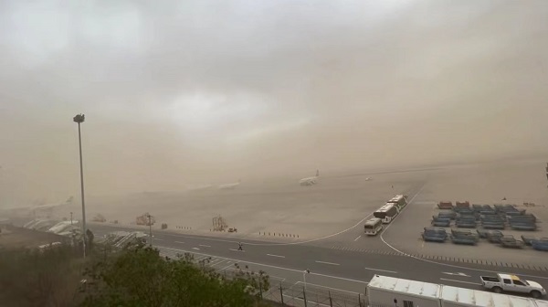兰州中川机场遇今年首场强沙暴天气