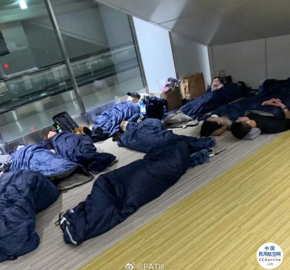 星宇航空班机延误致旅客在候机楼过夜，董事长张国炜亲自前往机场致歉