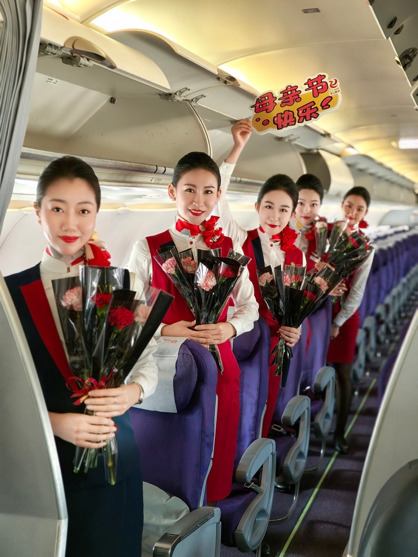 龙江航空暖阳乘务组开展母亲节机上特色航班活动