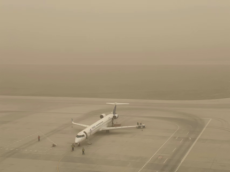 沙尘“横穿”全国多地 十多个城市机场航班延误