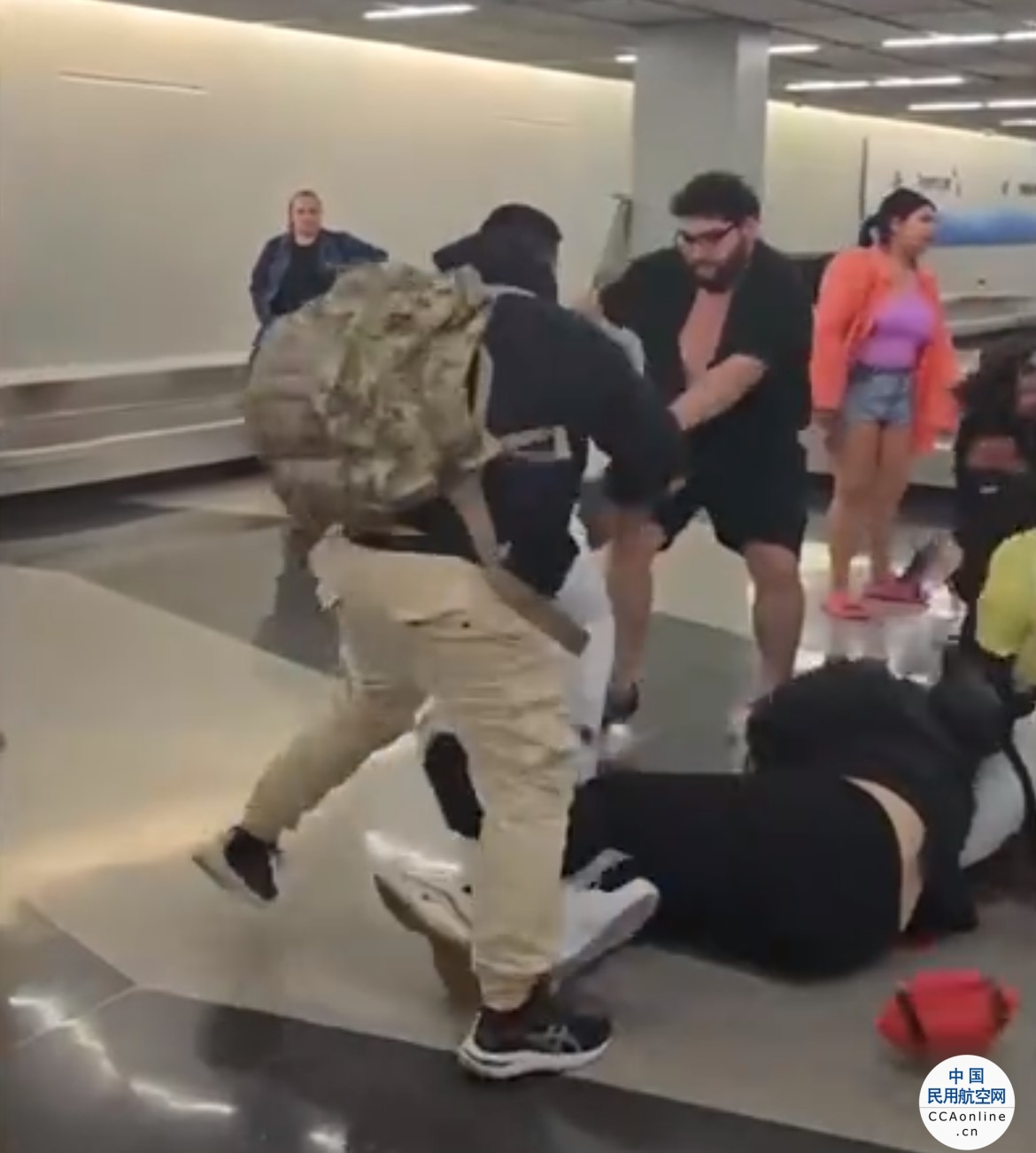 美国芝加哥机场十余人斗殴，已有2人被捕