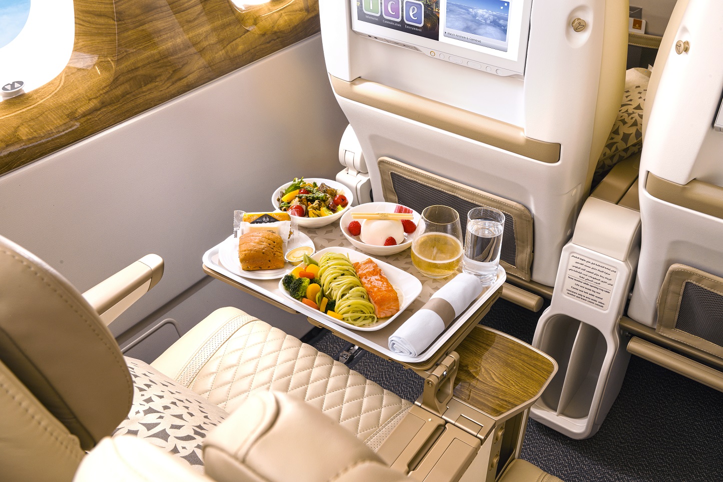 阿联酋航空在豪华经济舱供应年份起泡酒 邀乘客在四万英尺高空举杯共饮