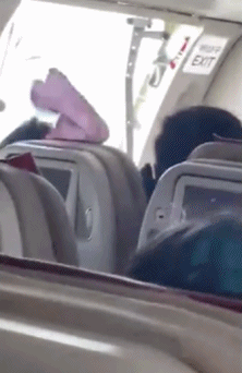 韩亚航空一客机舱门在空中打开 部分乘客晕倒