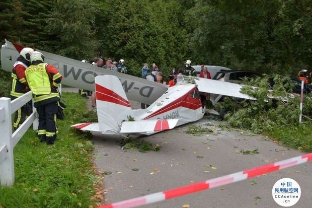 奥地利一架小型飞机坠毁