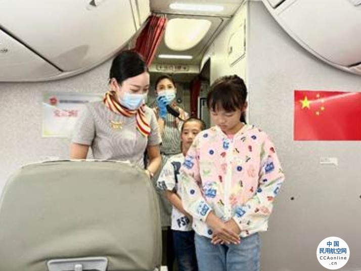 福州航空开展“小小乘务员”儿童节客舱体验活动