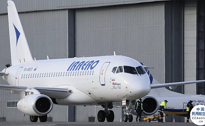 一架SSJ-100客机在莫斯科谢列梅捷沃机场成功紧急降落
