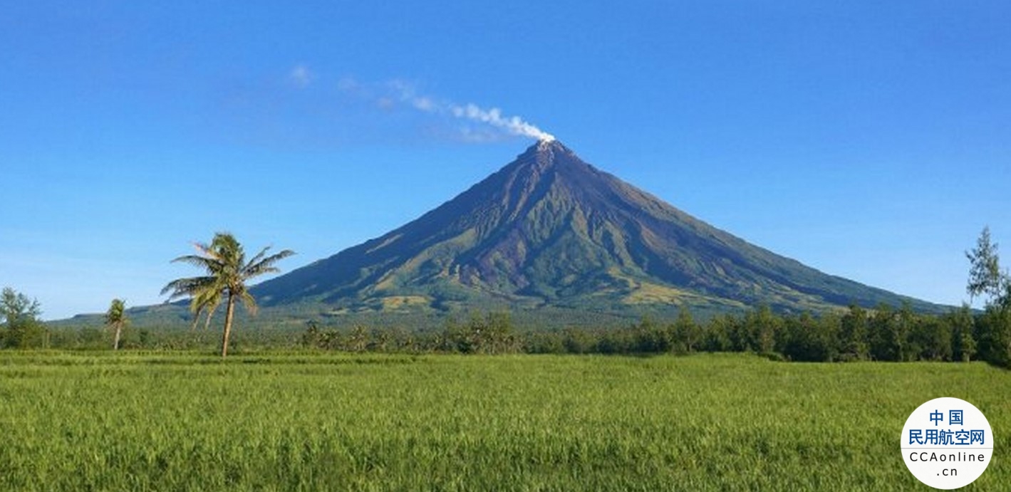 菲律宾提高该国最活跃火山的警戒级别，并敦促民航当局建议飞行员避免在火山顶点附近飞行