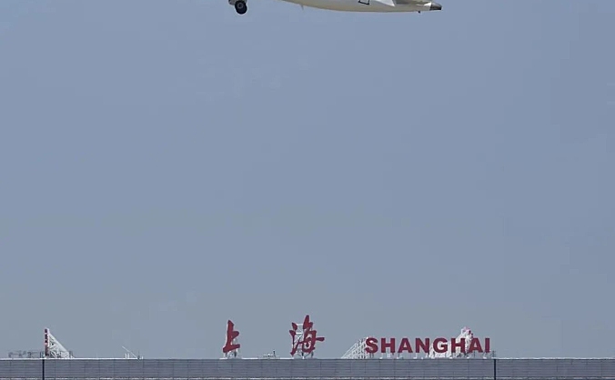 虹桥机场顺利完成C919国产大型客机 首次商业载客飞行保障任务