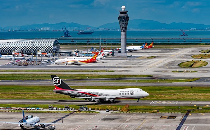 受台风影响，深圳机场将于9月1日12时起暂停航班运行