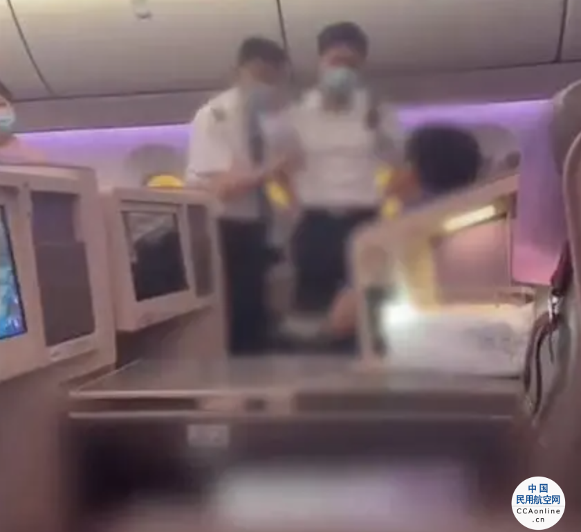 飞沪航班上多人大喊“滚下去”！一男乘客被机长拒载 原因公布网友吵翻