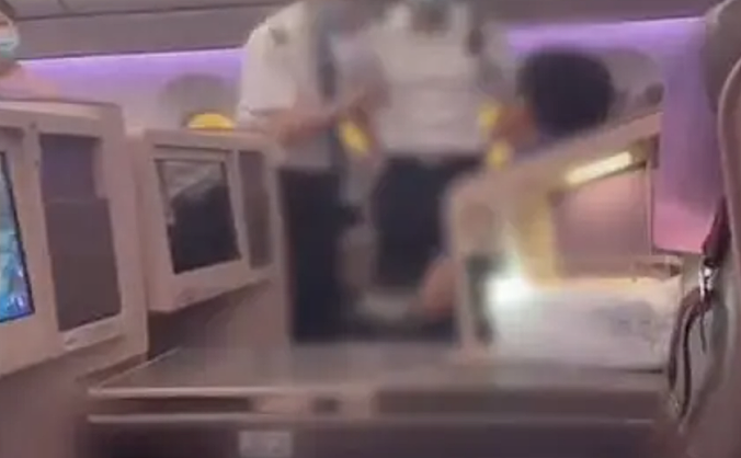 飞沪航班上多人大喊“滚下去”！一男乘客被机长拒载 原因公布网友吵翻