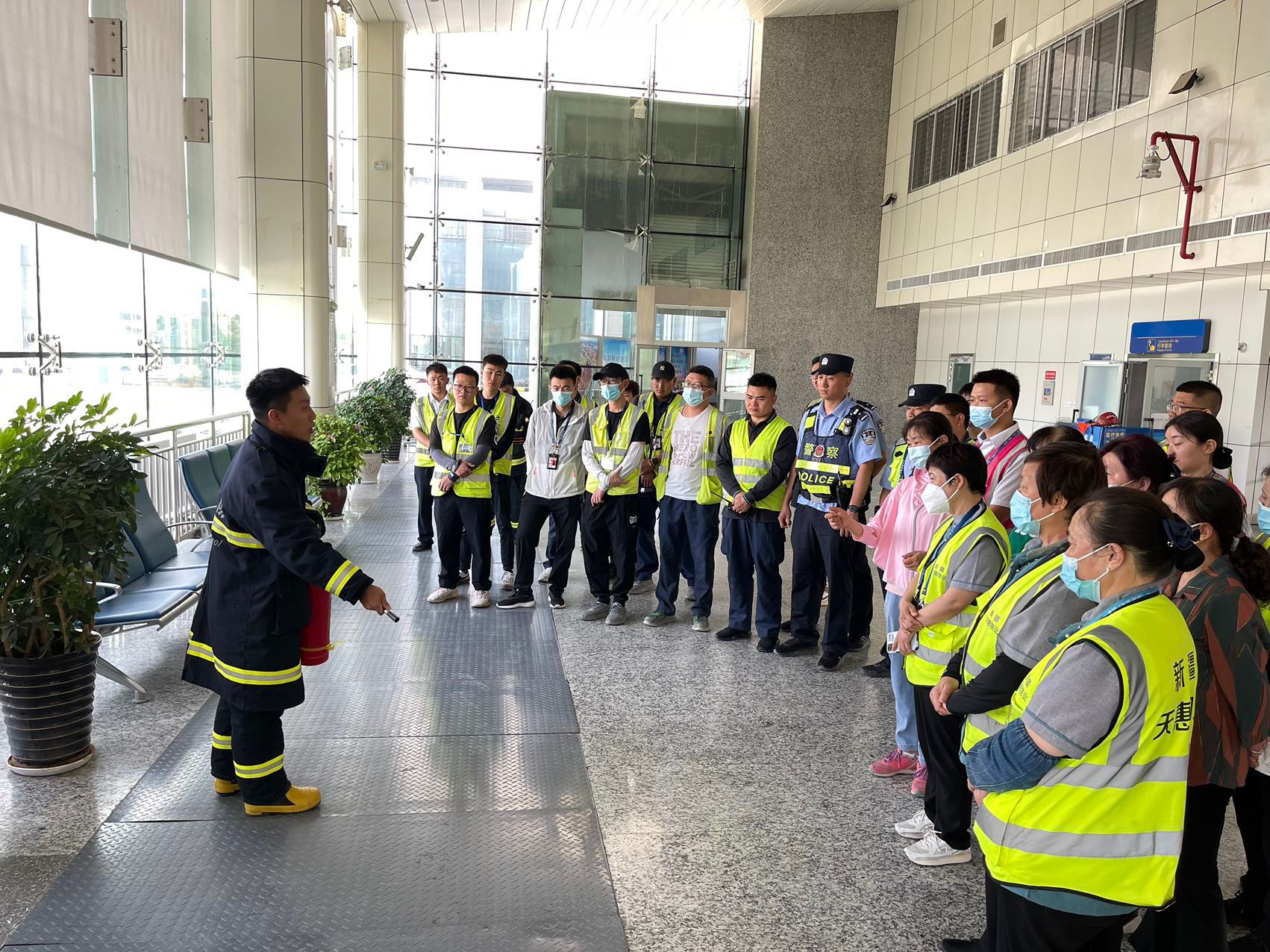 库尔勒机场开展安全生产月消防疏散演练
