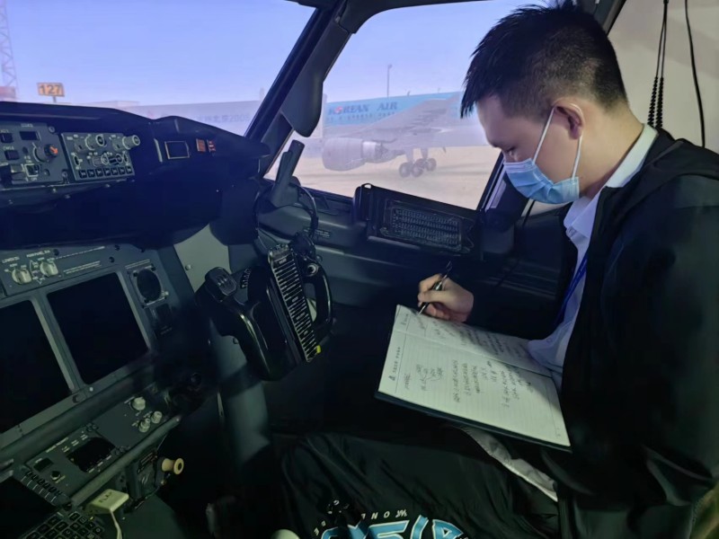 三亚空管站管制运行部开展安全生产月雷雨飞行模拟机训练