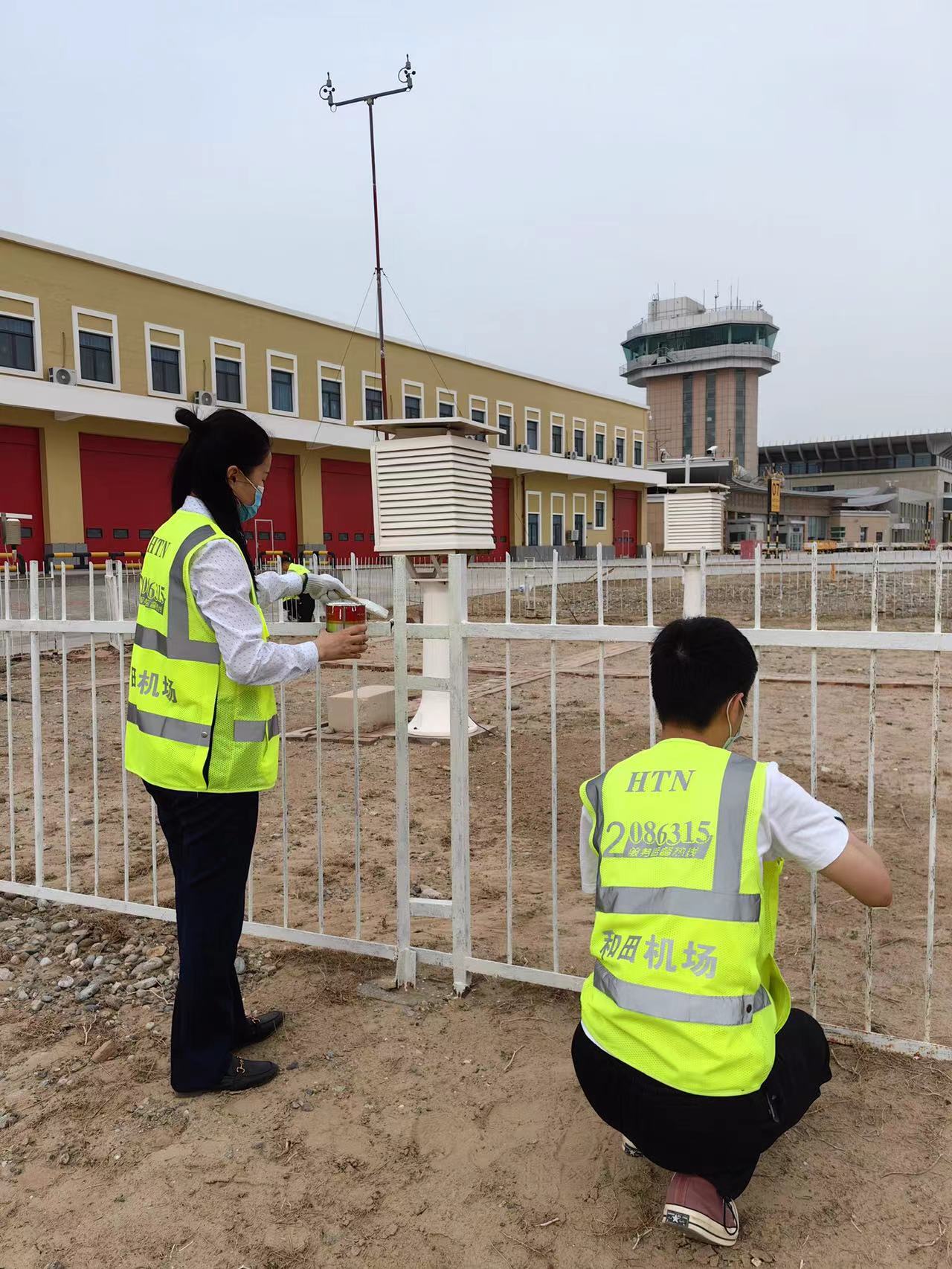 和田昆岗机场空管业务部落实安全生产，开展气象观测场环境维护工作