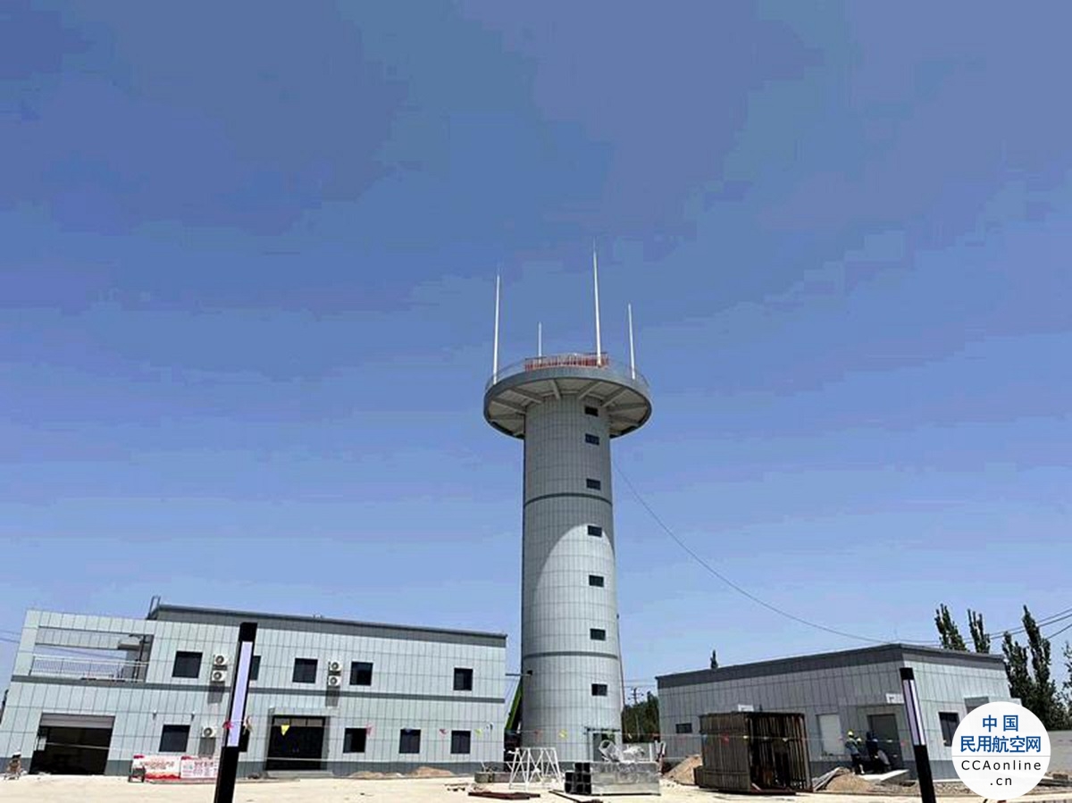 新疆空管局顺利完成阿克苏等七部雷达工程阿克苏二次雷达设备吊装工作