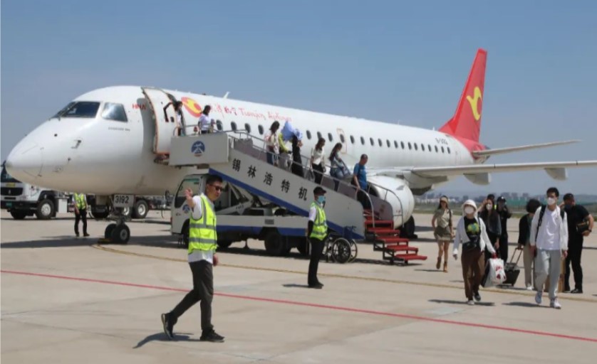 西安—锡林郭勒盟“万人互游”旅游首发团顺利抵达锡林浩特机场