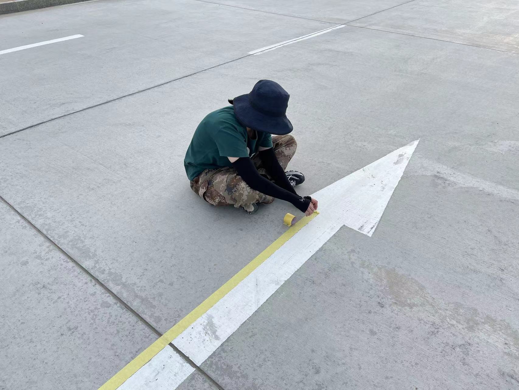 “粉”出新颜值，“画”出规范线丨富蕴机场开展航站区地面道路标识粉刷工作