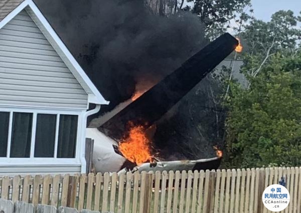 美国一架小型飞机撞入民宅，飞行员遇难，机身燃起大火