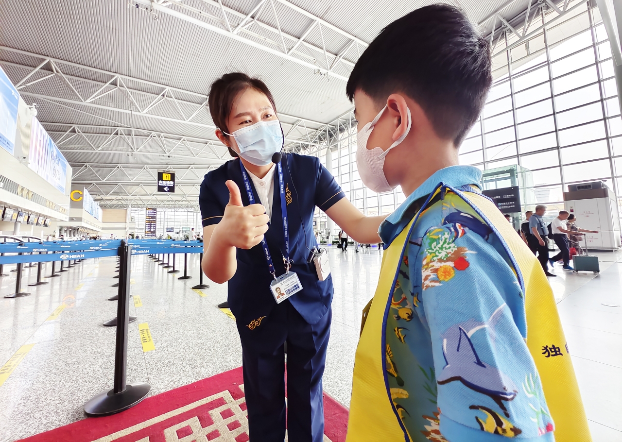 石家庄正定国际机场无陪服务让小旅客放心“单飞”