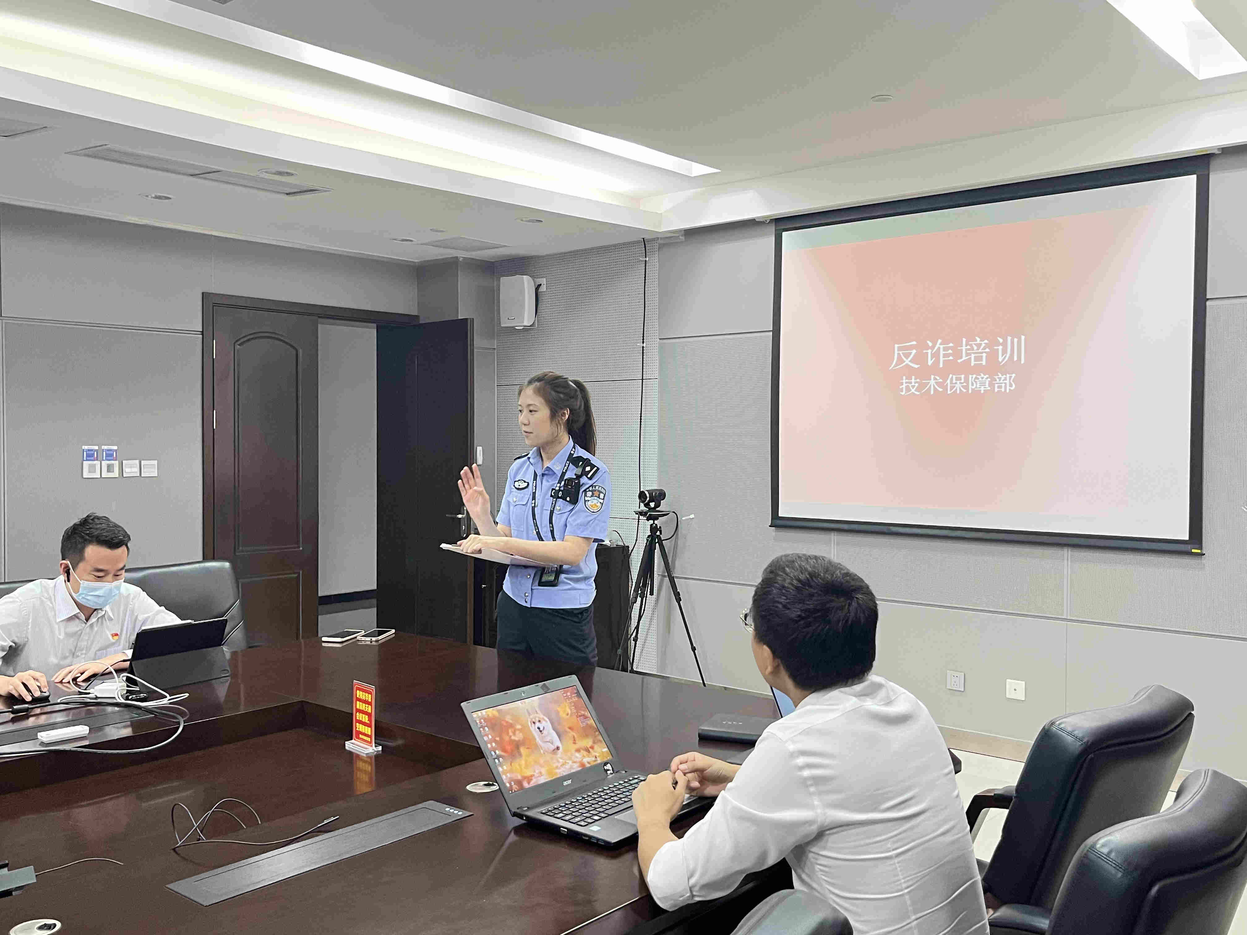 重庆空管分局技术保障部联合机场公安分局开展反诈主题宣传教育