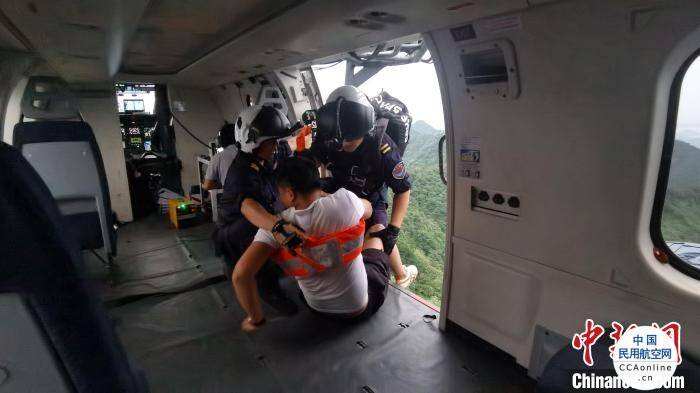 直升機26分鐘內緊急升空 浙江建德成功解救三名失聯驢友