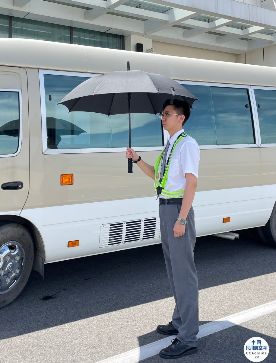 襄阳机场增加雨伞绑带 小举措守护大安全