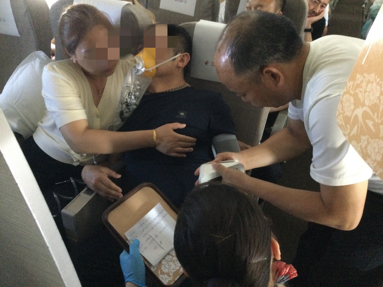 点赞！东航航班上医生与乘务组联手救治发病旅客