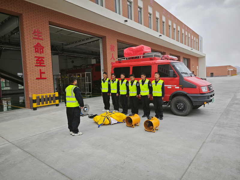 塔什库尔干机场消防救援中心开展消防救生气垫训练
