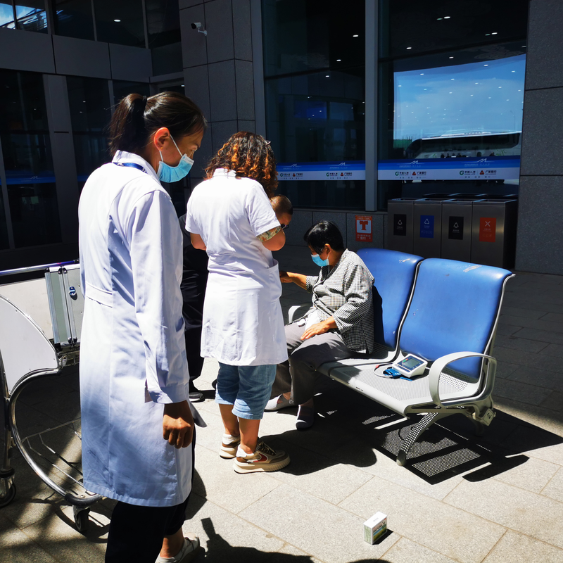 转危为安|喀什机场紧急施救晕倒旅客