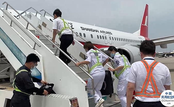 旅客飞行途中突发病航班备降西安 东航全力保障及时送医