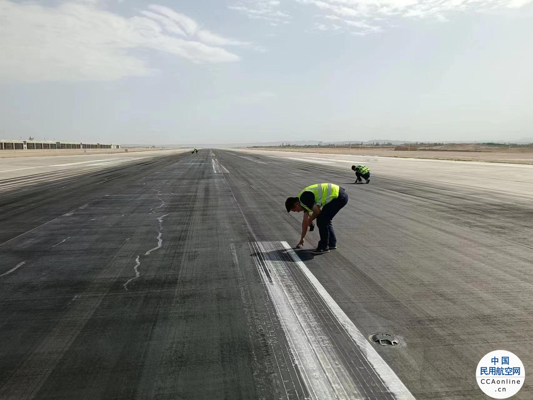 库尔勒机场开展高温天气下道面徒步检查