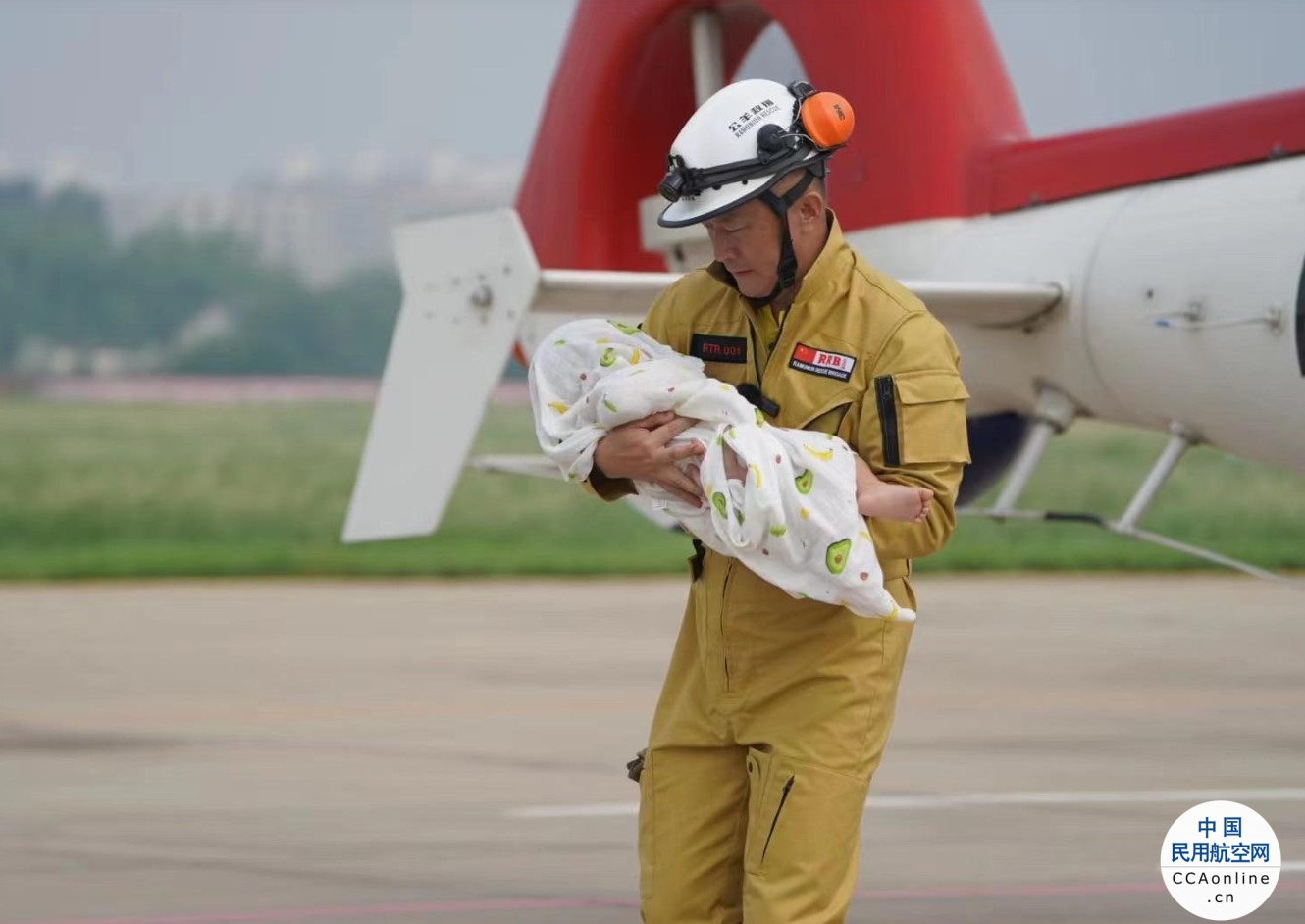 公羊救援队用直升机救出26名涿州被困群众，包括一名婴儿
