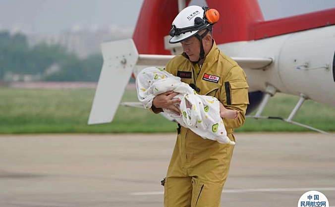 公羊救援队用直升机救出26名涿州被困群众，包括一名婴儿