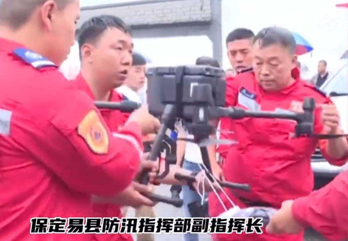 村庄被洪水包围断水断电2天，救援队用无人机搭绳桥送物资