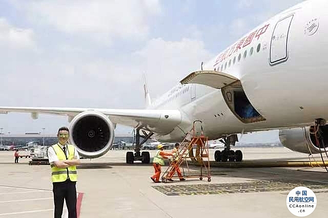 “墨镜侠”助力美好出行  东航A350飞行员精心保暑运
