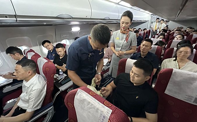 西部航空联合重庆机场公安开展依法整治“机闹”行为专项处置演练