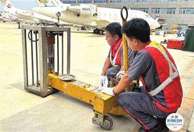 津企自主研發飛機輪軸千斤頂測試臺