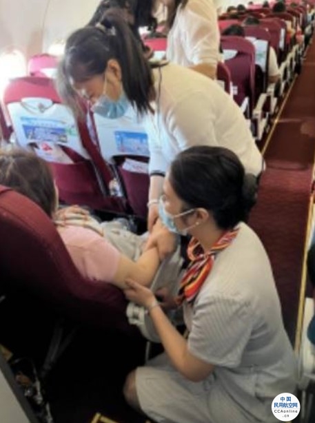 点赞！天津航空万米高空紧急救助晕倒旅客 全程中医按摩缓解不适