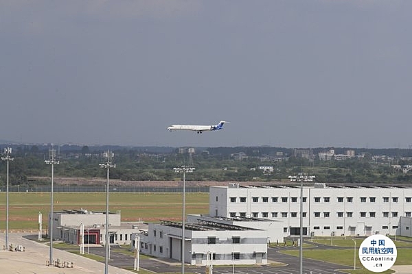 花湖机场开启“双跑道运行”模式